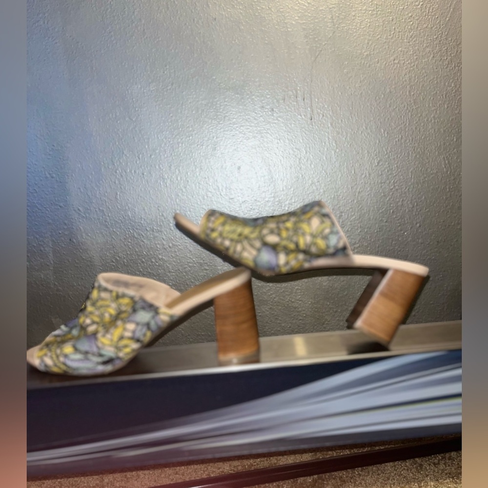 Beautiful Embroidered slides - Picture 10 of 13